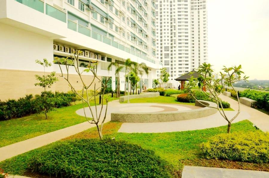 Affordable Makati Serviced Apartments Манила Екстериор снимка