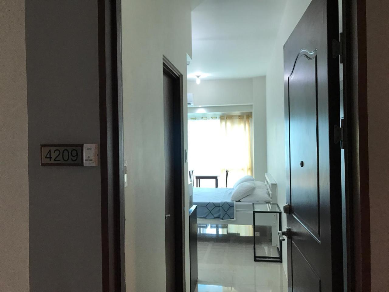 Affordable Makati Serviced Apartments Манила Екстериор снимка